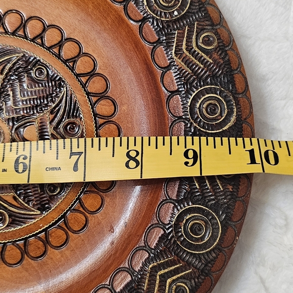 VINTAGE ROUND HAND CARVED WOODEN PLATE - Picture 5 of 5